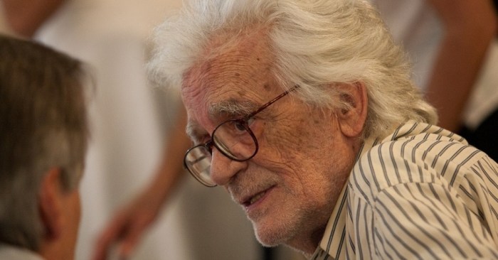 26out2013-o-diretor-eduardo-coutinho-participa-da-feijoada-promovida-pela-mostra-de-sao-paulo-na-cinemateca-para-convidados-do-evento-e-jornalistas-1382966236652_956x500