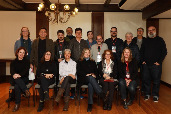 Em pé: Celso Sabadin, Ismaelino Pinto, Pablo Villaça, Roberto Cunha, Paulo Henrique Silva, Carlos Helí de Almeida, Marcos Santuário, Robledo Milani, Enéas de Souza, Luiz Zanin e Roger Lerina. Sentadas: Adriana Androvandi, Ivonete Pinto, Suyene Correia, Elaine Guerini, Maria do Rosário Caetano e Mônica Kanitz.