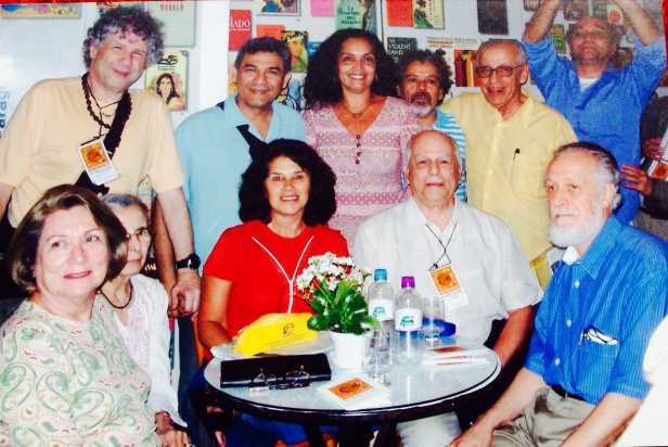 NA JORNADA DA BAHIA 2006 – Sentados: o embaixador e escritor Alberto da Costa e Silva, Nelson Pereira dos Santos, Rô Caetano, Dona Lúcia Rocha, Myrian, diretora da Fundação Casa de Jorge Amado, no Pelourinho. De pé: Silvio Tendler, Aurélio Michiles, Marise Berta, José Umbelino, Guido Araújo e Noiton Nunes.