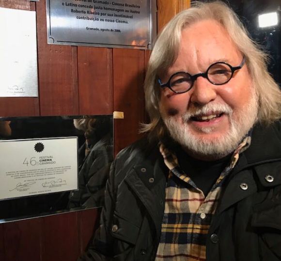 Paulo Mendonça ao lado da placa de homenagem do Canal Brasil em Gramado